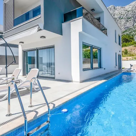 Holiday home Cozy In With Jacuzzi