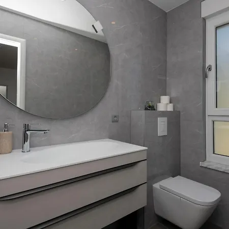 Cozy In With Jacuzzi Holiday home *