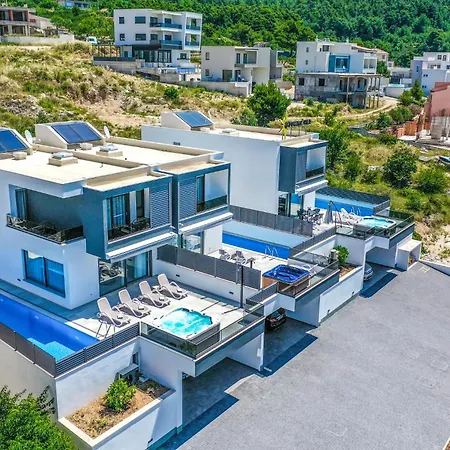 Holiday home Cozy In With Jacuzzi *